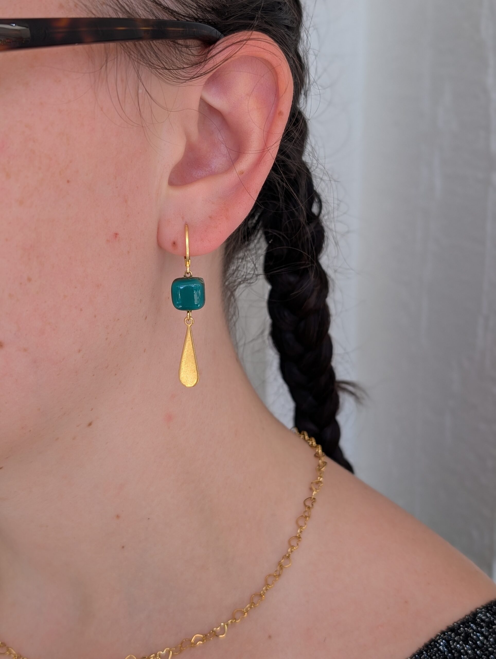 Boucles d’oreilles Juliette de Lenita, bijoux artisanaux en verre recyclé créés dans un atelier normand