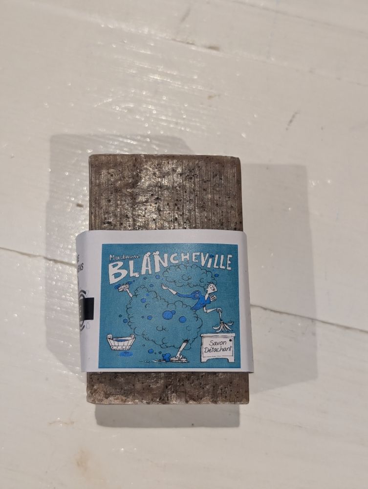 Savon détachant artisanal d’À la Savonnerie Normande, savon solide destiné au nettoyage des taches sur le linge